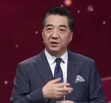 “中美军力差距巨大，美国就是原地不动，中国20年也追不上。”局座张召忠在某访谈节