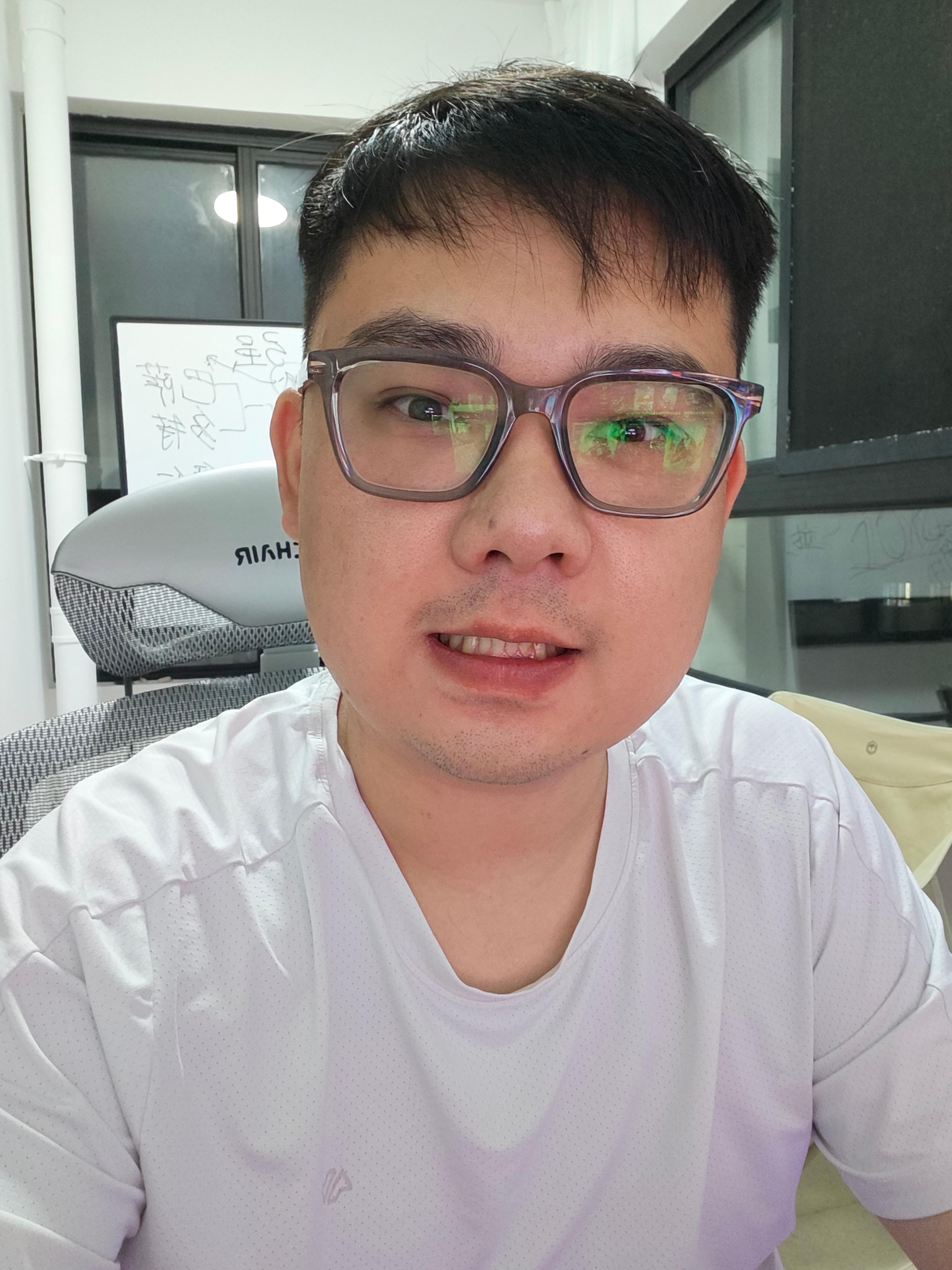 小鹏25款配置确实可以，颜值太差了，小鹏换个设计师，除开几个信仰品牌，别的电车没