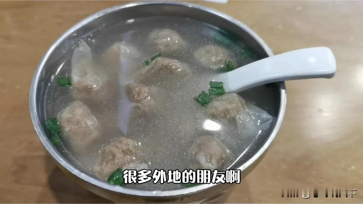 【品尝福州传统名小吃“肉燕”】在福州的烟火小巷，邂逅那令人垂涎的肉燕。刚出锅的肉
