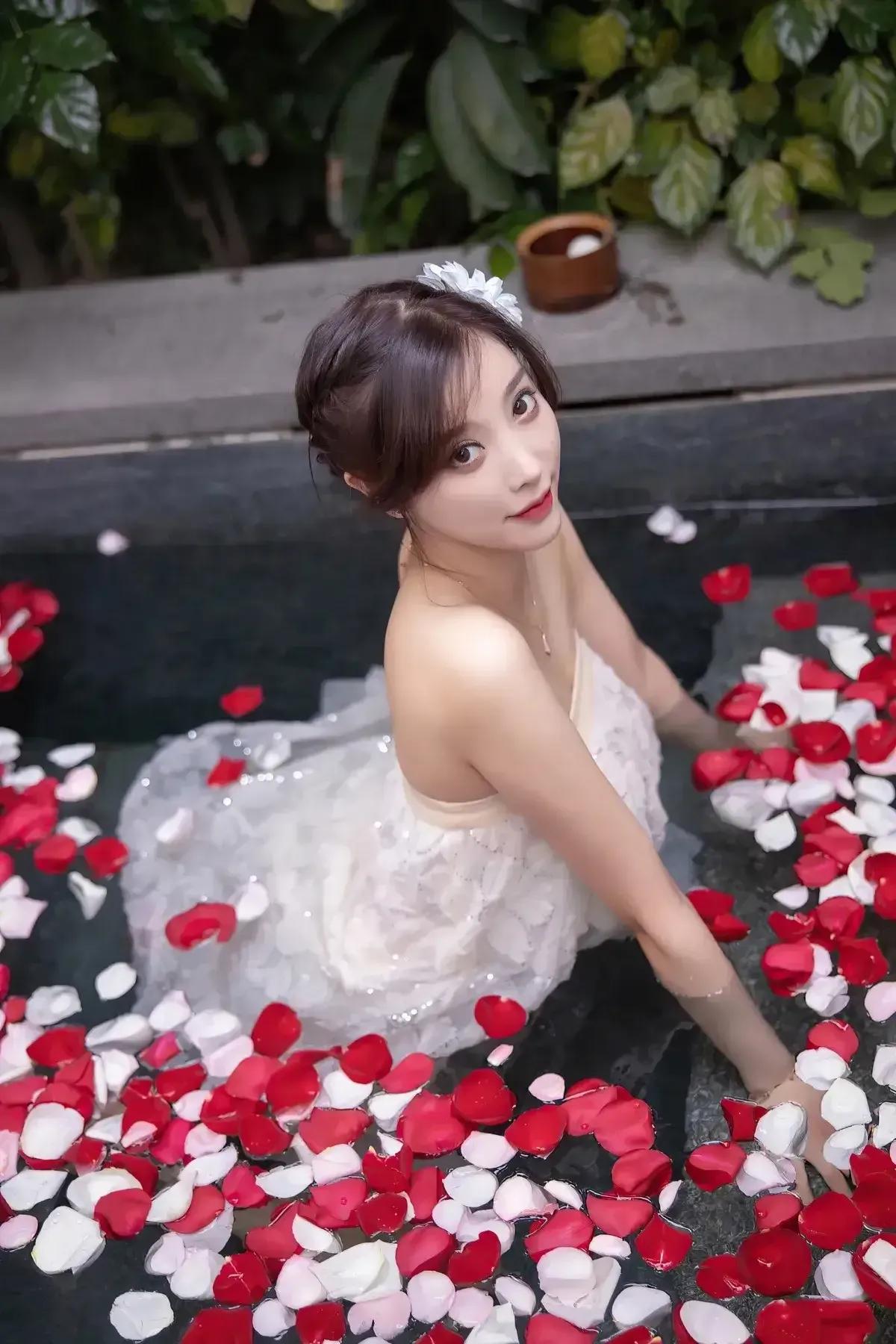梦幻泡池与玫瑰花瓣总能营造出极致的浪漫时光。就像民宿里的玫瑰牛奶浴，池畔的玫瑰花