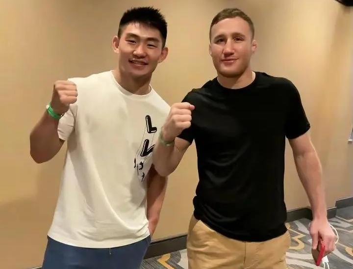 “为了拿下小鹰哈比布，我重拳重腿轮番猛冲，刚打完一个回合体能就彻底耗空！最后被哈