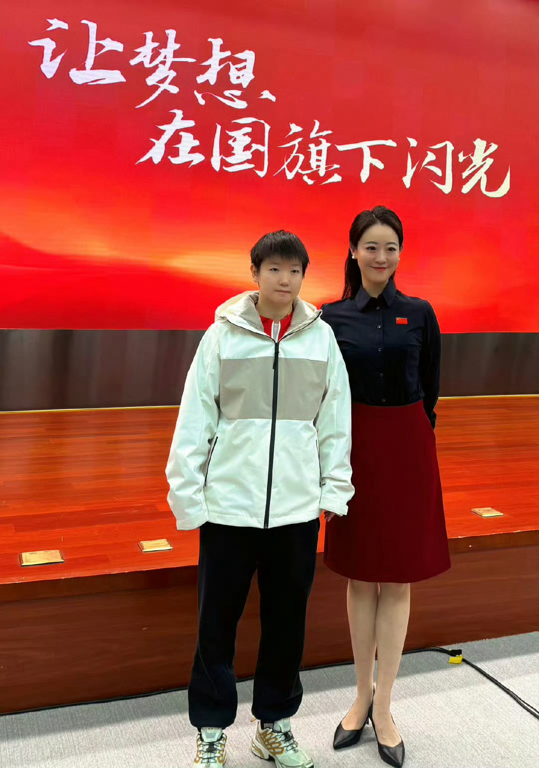 孙颖莎又去演讲了 莎莎不愧是中国青年的好榜样[彩虹屁][哈哈]“让梦想在国旗下闪