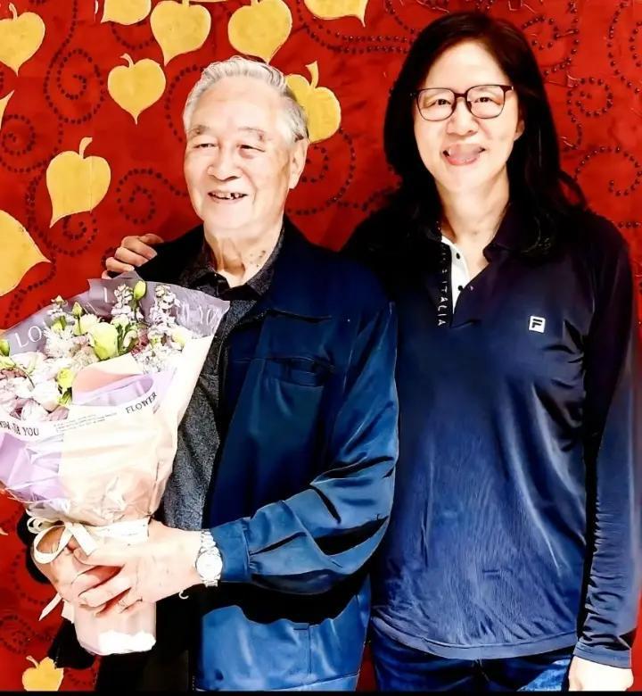 郎平晒出与恩师邓若曾的合照，这40年师徒情再续，太让人动容。1995年和2013