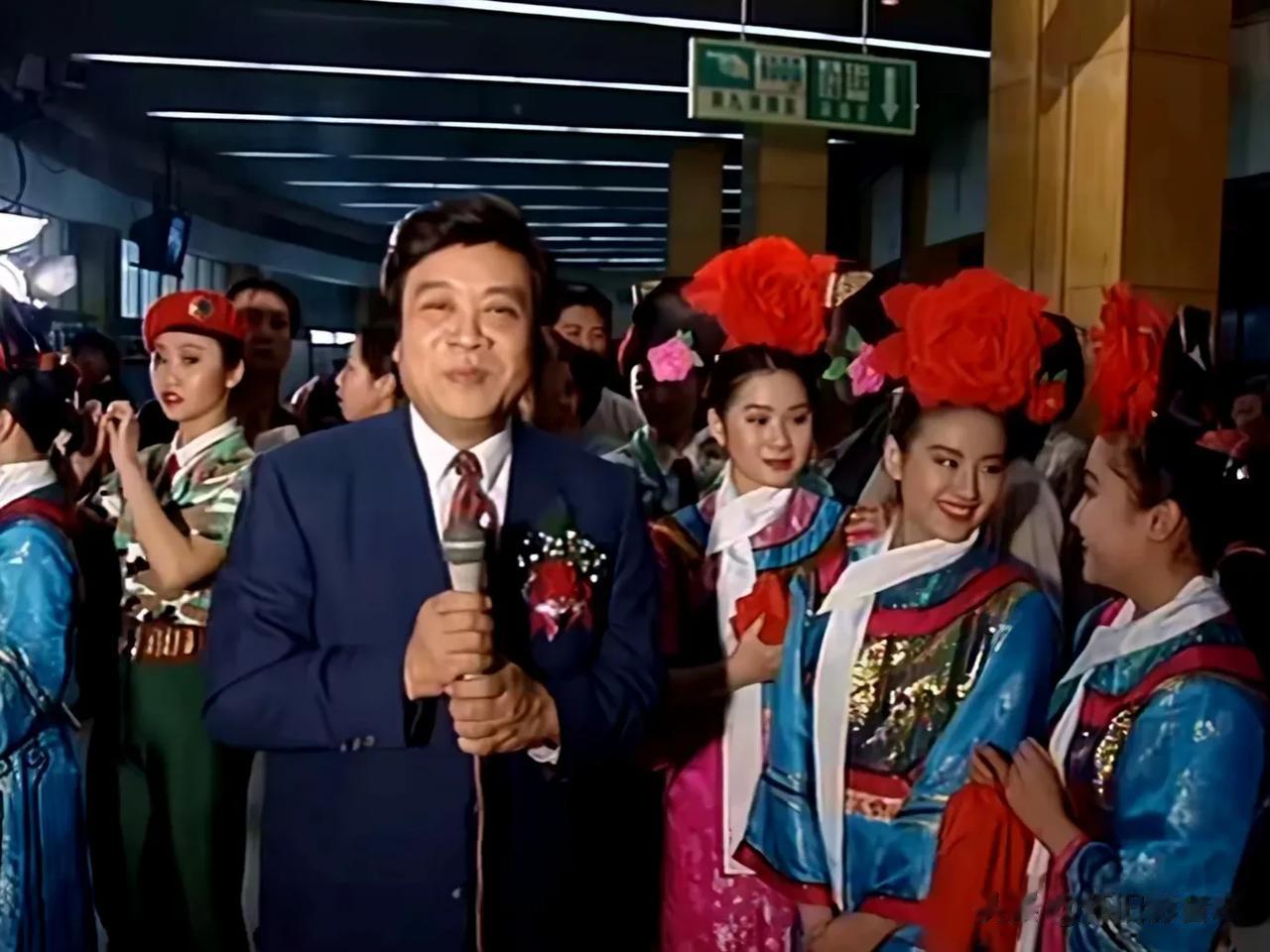 1996年，赵忠祥在春晚后台采访正在排练的董洁等演员 那时的董洁亭亭玉立好漂亮。