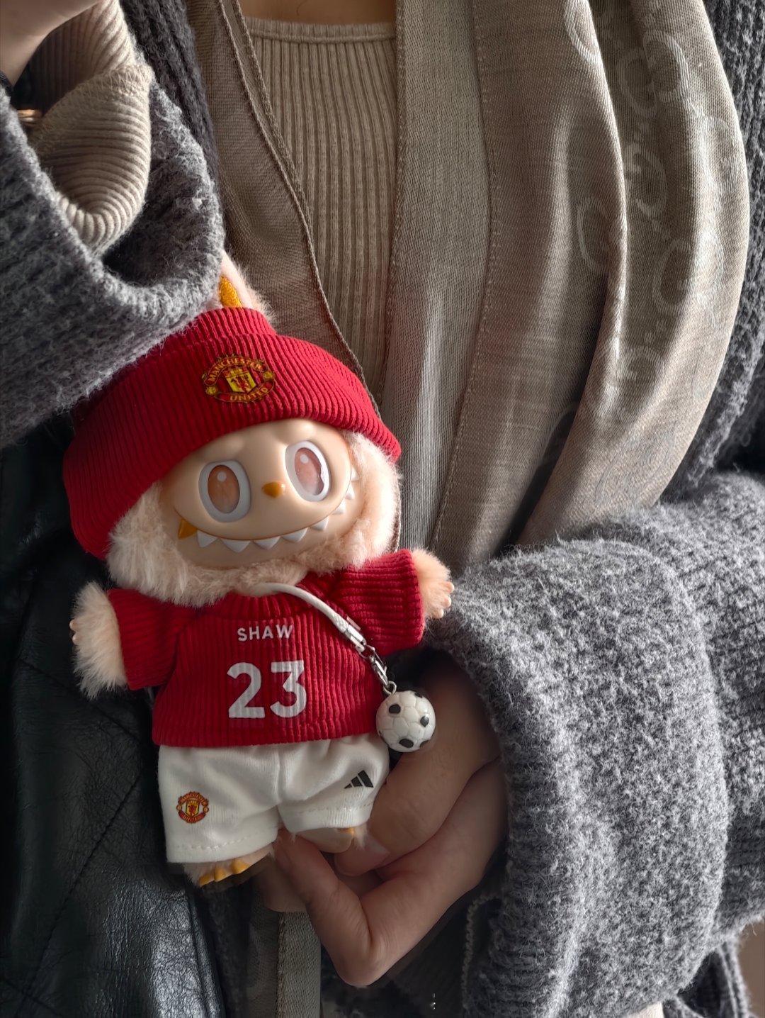 冬天的lububu混搭风，毛帽➕短裤短袖