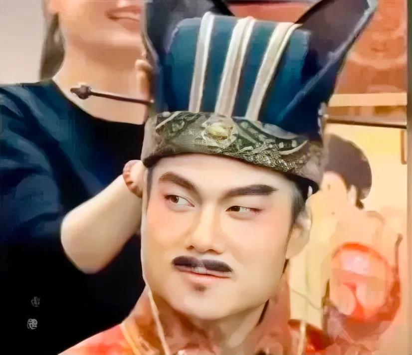 笑翻网友！董宇辉“新春扮相”造型竟成“兵马俑”，网友热议：穿越千年的奸臣or贵族