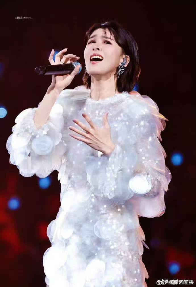 曾沛慈曾沛慈感谢赵兆陪熬夜浪姐直播漫长深夜反复打磨乐曲，赵兆悉心陪伴团队，曾沛慈