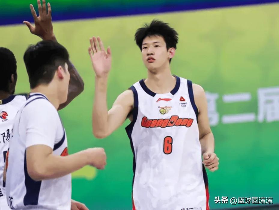 🔥广东球迷都在问：黄明依这么好的天赋，为什么就是不给上场？
 
2米08的身高