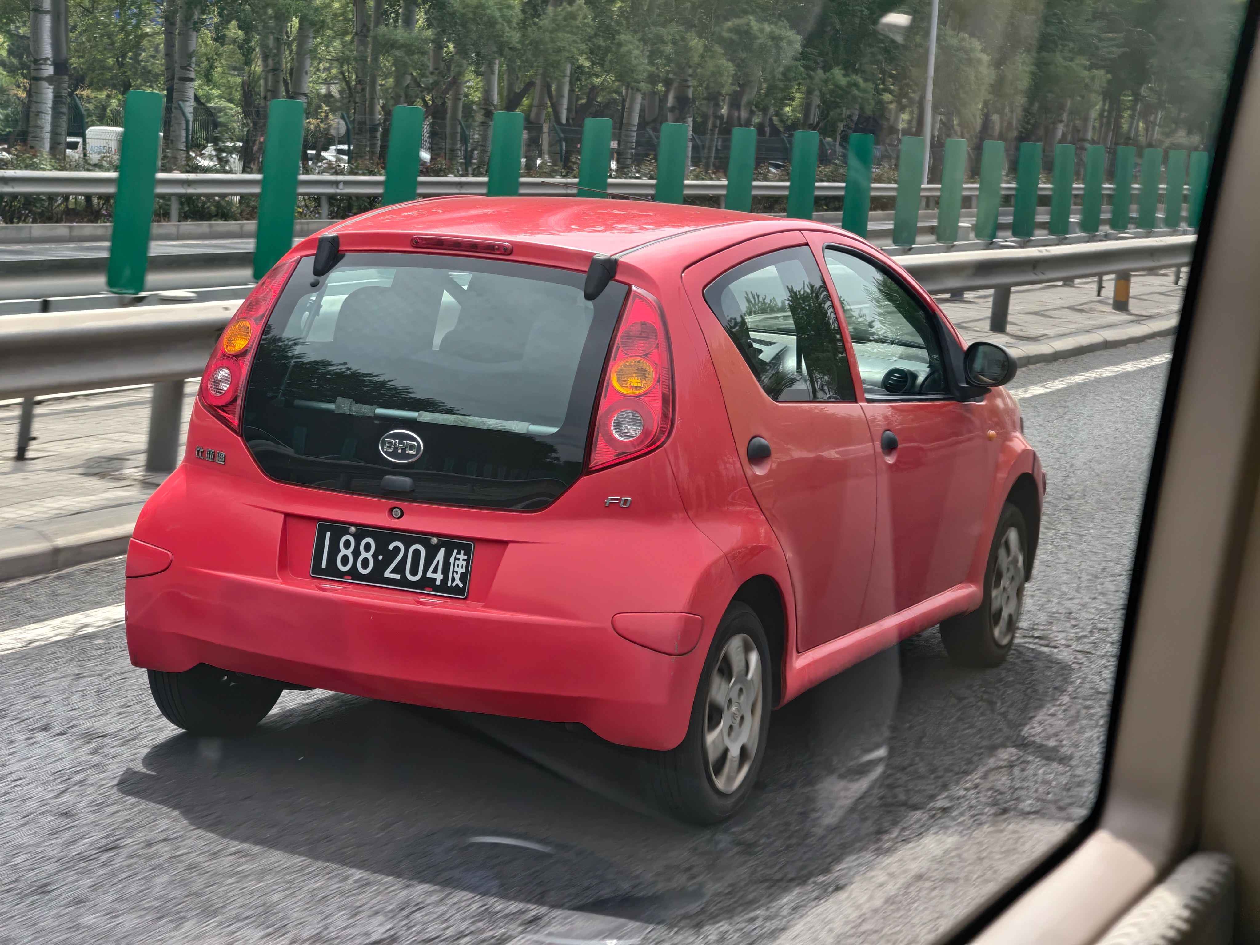 第一次见比亚迪 F0 的使馆车，右后车门看着还修过，还是说原厂漆历久弥新？