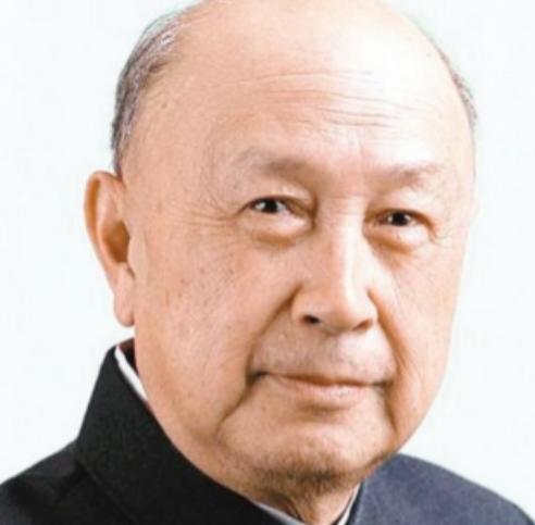 1964年冬夜，钱学森筷子尖悬在鸡肉上方半寸，突然厉喝：“别动！有苦杏仁味！”警