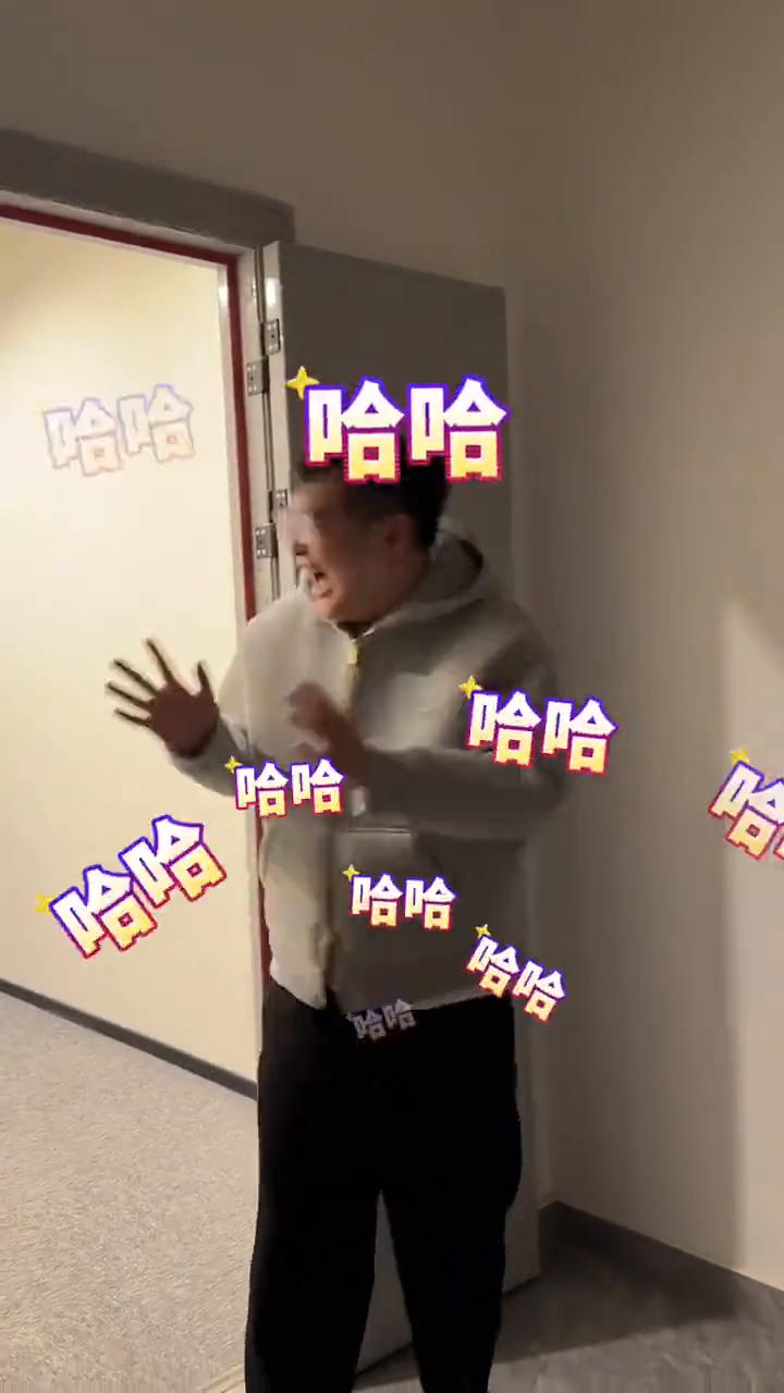 同事跟主管吵架了想离职，没想到遇到出来上洗手间的老板。
她怎么了？跟主管吵架了想