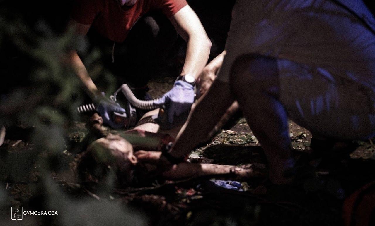 在乌克兰苏梅俄罗斯将这名5岁的儿童炸死了，他34岁的母亲也死在了他的旁边。他的邻