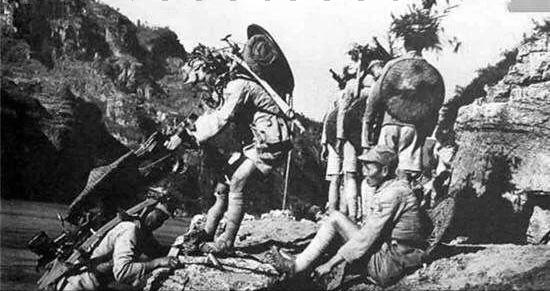 1937年10月，一支奉命前往淞沪战场支援的川军，拿着钱在南京的街头买胶鞋、吃卤