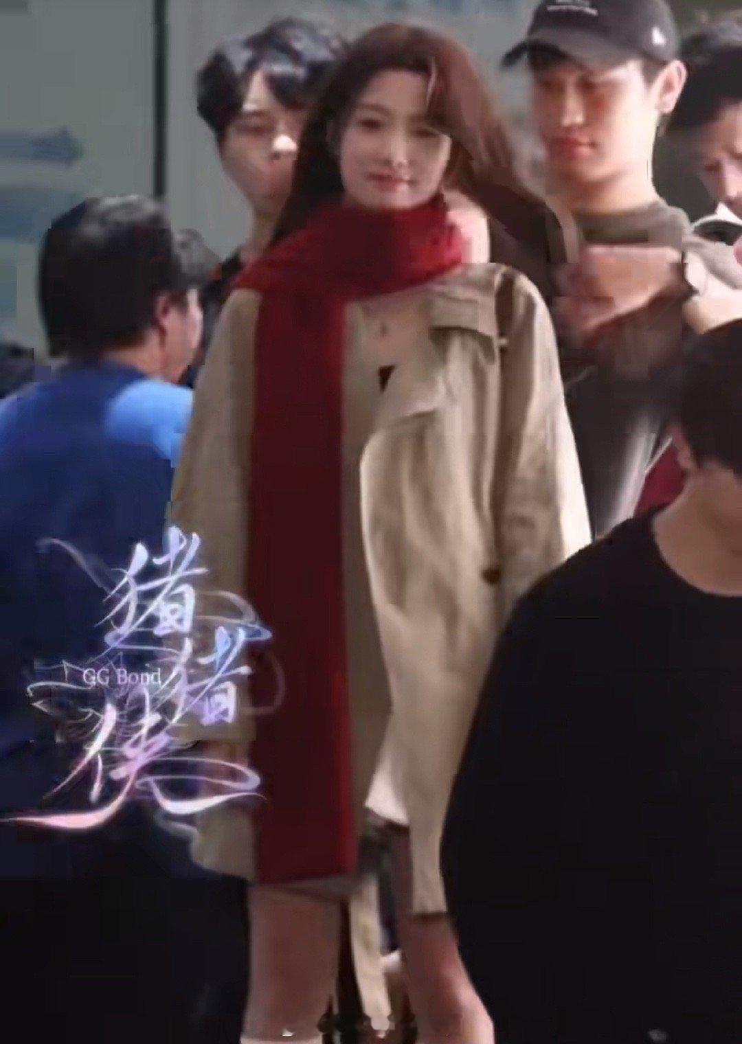 卢昱晓折月亮状态 卢昱晓这状态也太能打了！视频里风衣披发搭配那双爱人的眼睛，在夏