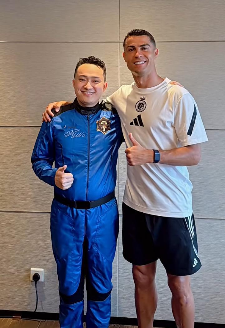 孙宇晨和C罗见面，航空服穿着

让人一眼就认出，他就是花几千万，吃香蕉的小子

