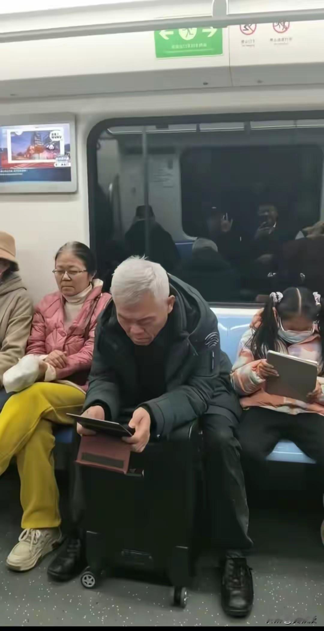 @老徐说道 老徐早起坐地铁
遇到了名人