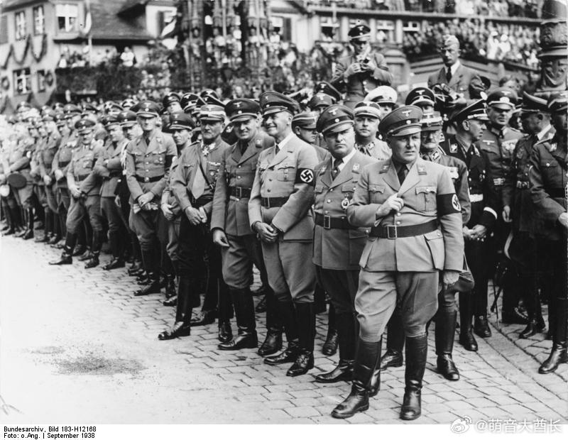 1938年9月12日，德国纽伦堡纳粹集会上：马丁·博尔曼、罗伯特·莱、威廉·弗里