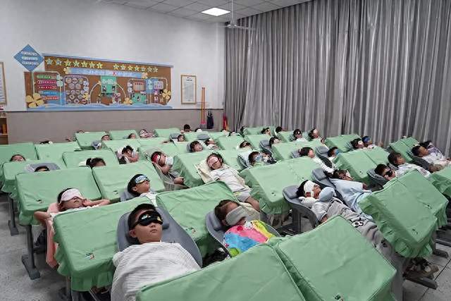 重庆1.96万套午休课桌椅进教室！孩子终于不用趴着午睡了