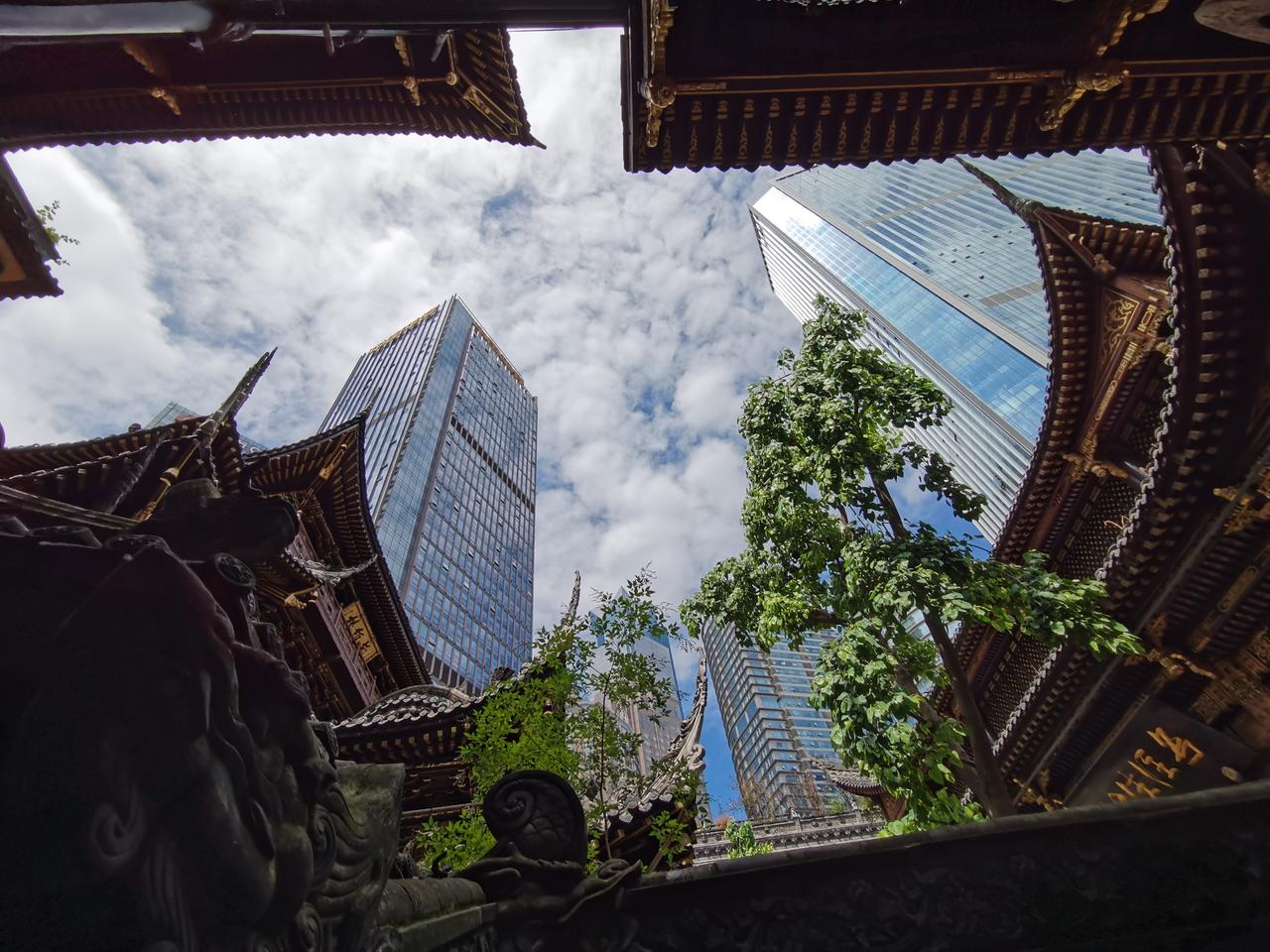 随手拍一天空照在重庆洪崖洞上面的罗汉寺拍的，这段时间重庆晴好，阳光灿烂，适合旅游