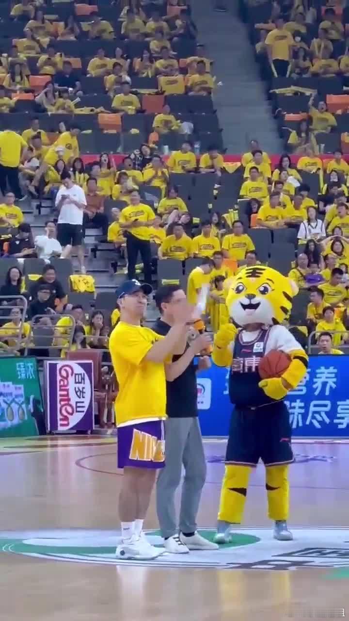 #辽粤决战现场失控# 辽粤两支队伍都非常有实力，看到他们在场上拉进比分的样子，真