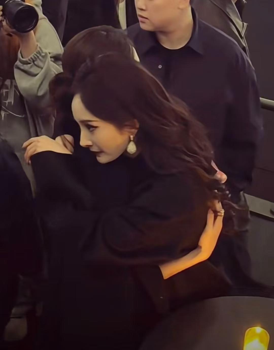 不仅杨幂没想到
就连网友也没想到
这次VOGUE活动上重聚，竟然
二十年大学室友