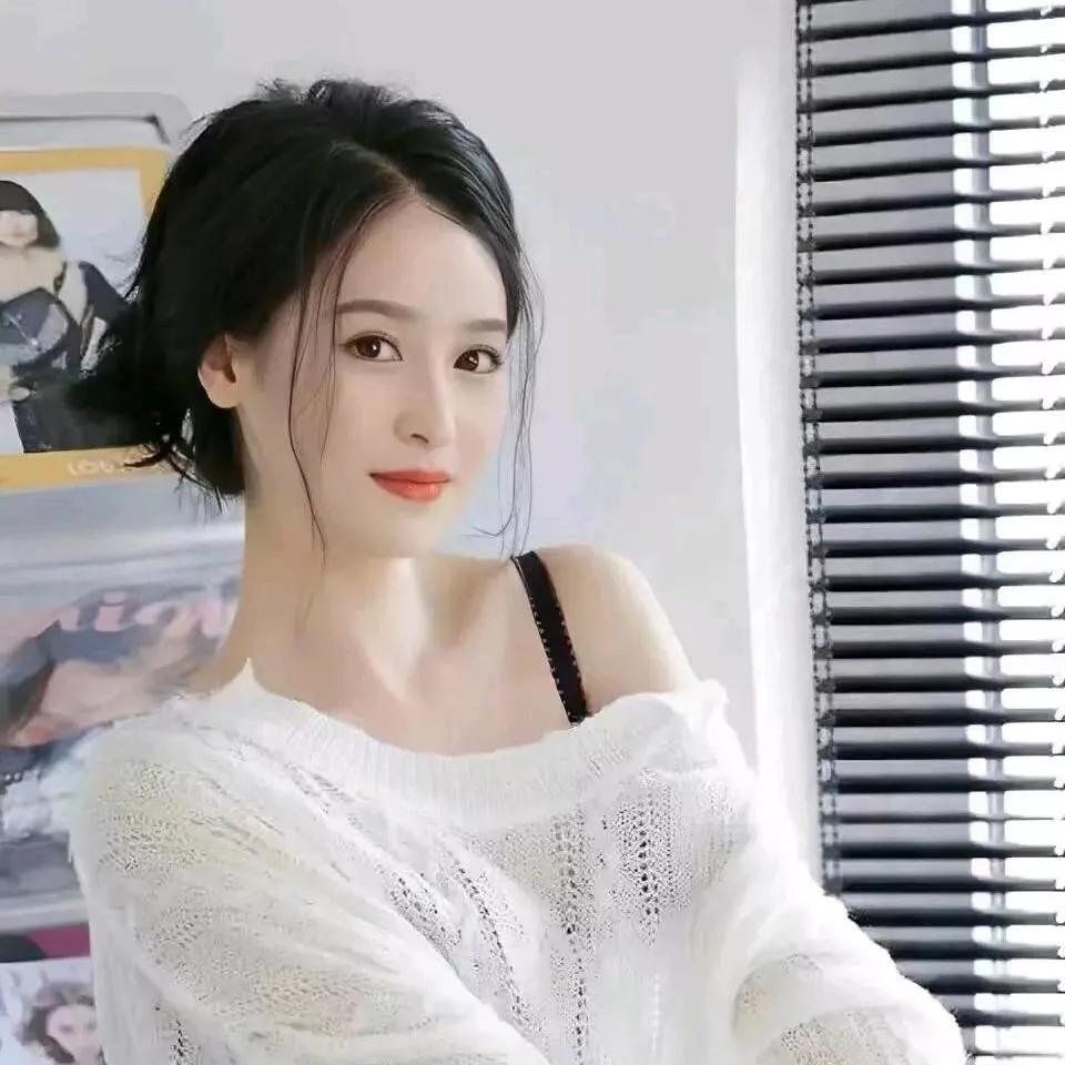 温柔优雅的白色毛衣，轻松打造你的冬日暖意。米白针织穿搭 温柔毛衣照 温柔系穿搭毛