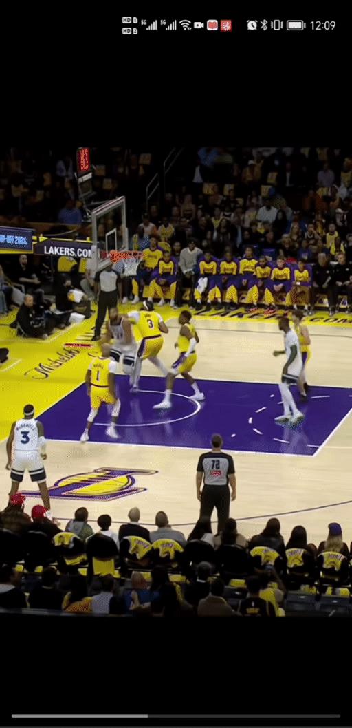 詹姆斯这哥们儿绝对是玩时间差的老手了，别人刚一跳起来，他再迈一步，这40000分