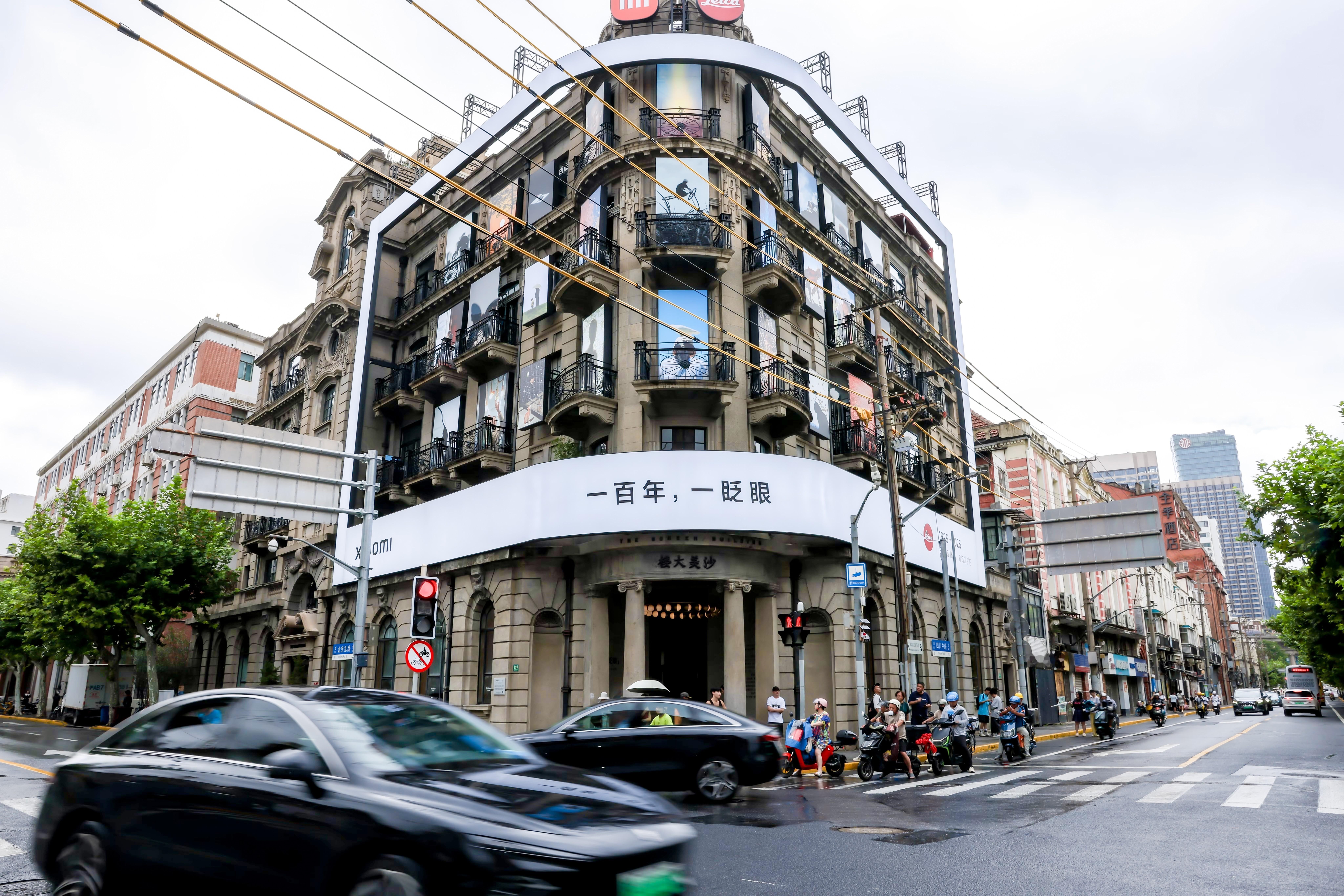 小米巨型水印惊现上海滩 上海滩那栋百年老建筑突然成了焦点，小米包下这里办影展，专