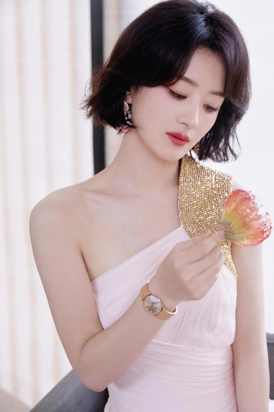 赵丽颖金鸡奖造型：粉裙配金肩，这才是优雅到骨子里的美
 
赵丽颖第37届金鸡奖造