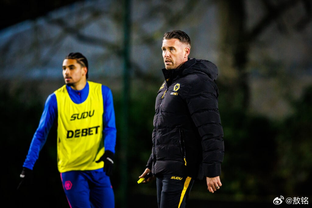 罗伯-爱德华兹放弃了蒸蒸日上的米德尔斯堡，响应了母队的召唤，回到了莫伦纽球场。但