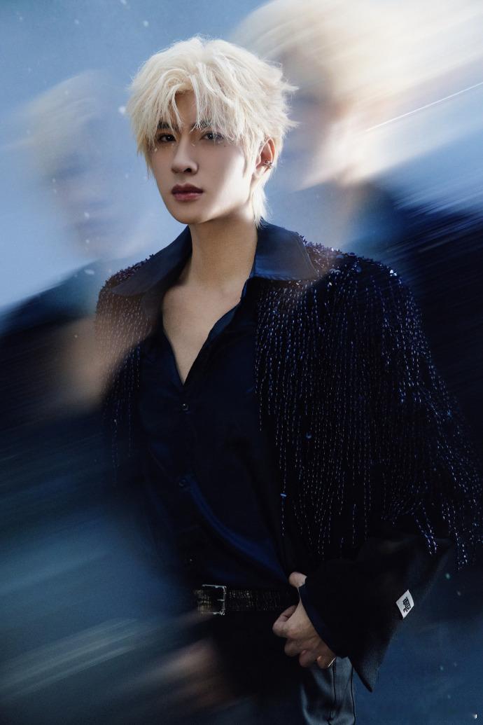 展轩以风格破界，展轩流苏坠西装金发矜贵味，谁懂这个展轩的帅气值呢，一整个有被帅到