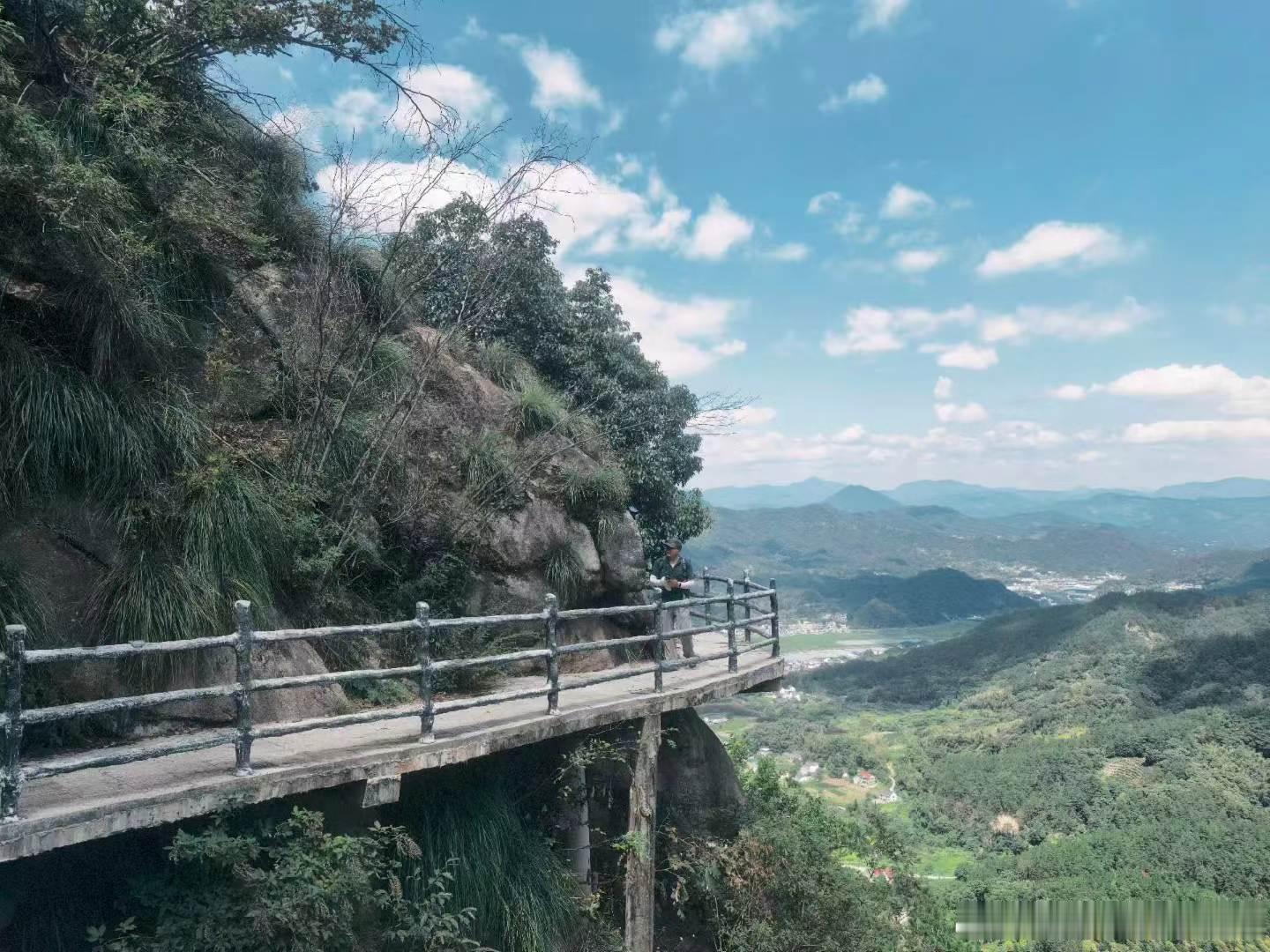 生活手记读书杜审言的诗词选(一)渡湘江迟日园林悲昔游，今春花鸟作边愁。 独怜京国