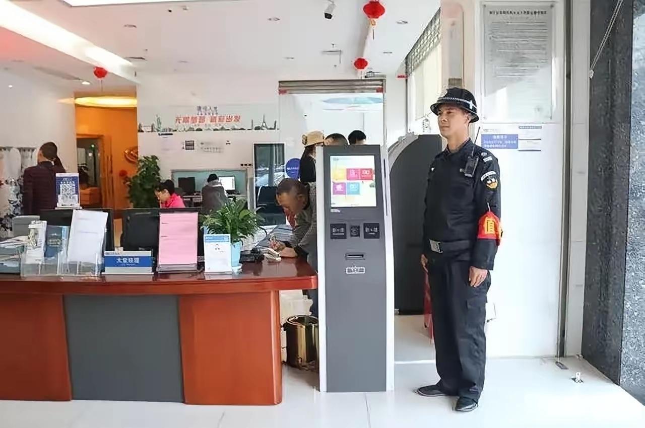 太离谱！储户银行存钱10万被保安忽悠卷走！四年只追回2万，银行甩锅：个人行为与我