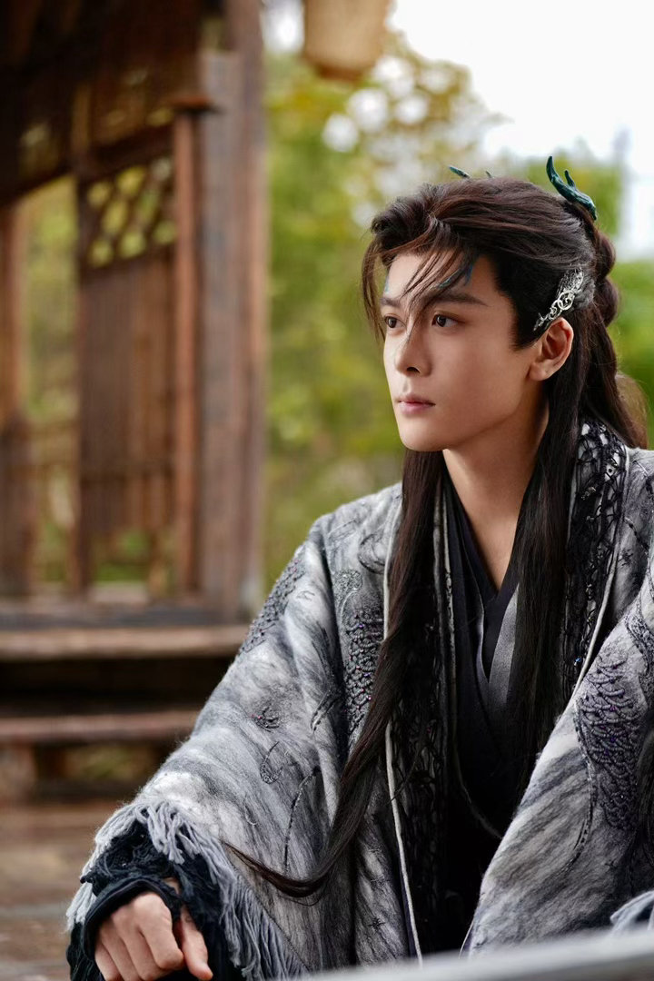 曾舜晞月鳞绮纪有效剧播从隐忍龙族遗孤到飒爽捉妖师，曾舜晞精准拿捏角色情绪，用演技