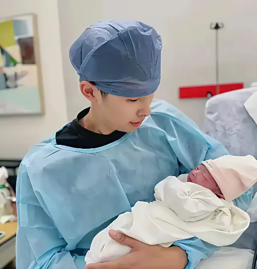 CBA球员邹阳晒出爱女的照片，当爸爸啦！邹阳是2000年出生的，老婆是水均益老师