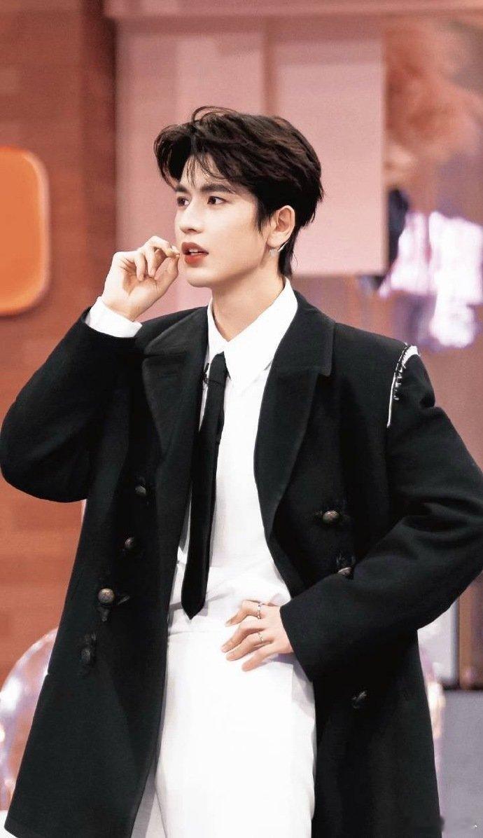 两位帅哥同框真的太养眼了！丁程鑫阳光帅气，笑容自带感染力，舞台表现舒展又亮眼；张