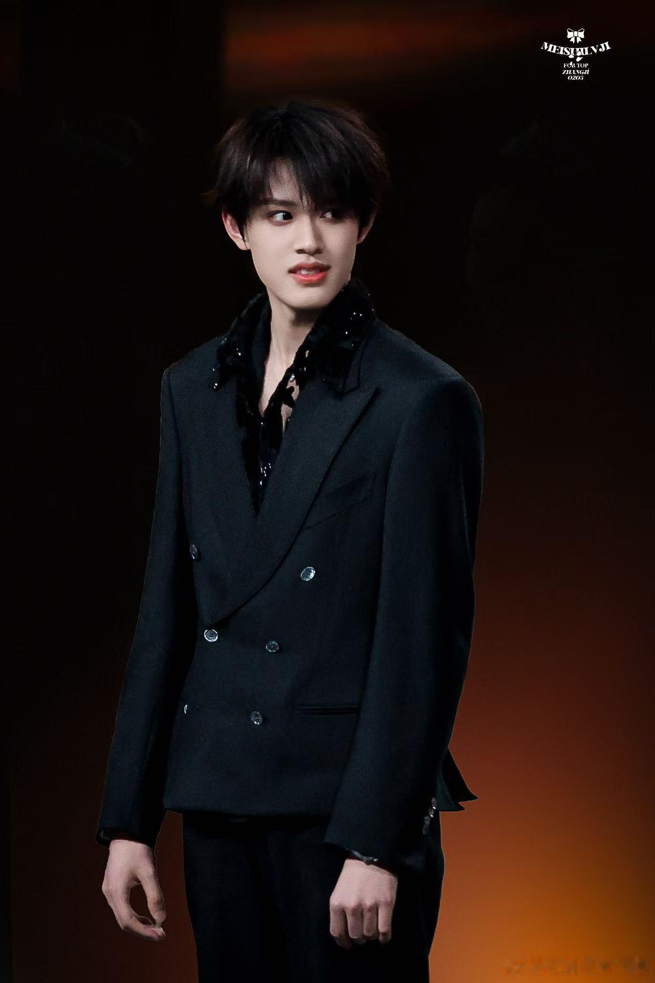 张极捧花贵公子 蓝花衬少年，张极把颁奖环节走出矜贵氛围感，颜值气质双在线，每一个