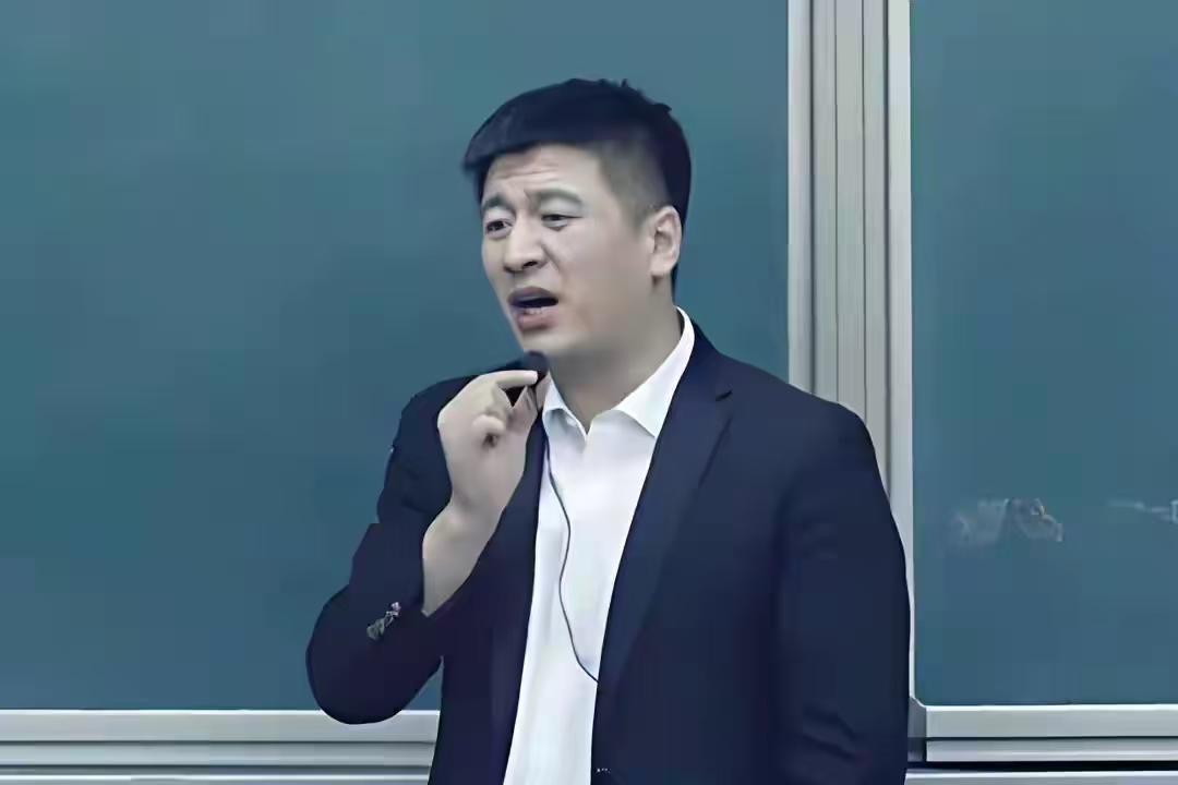 3月24日下午，苏州的春天还带着点凉劲儿。不少家长正抱着手机刷高考志愿填报的干货