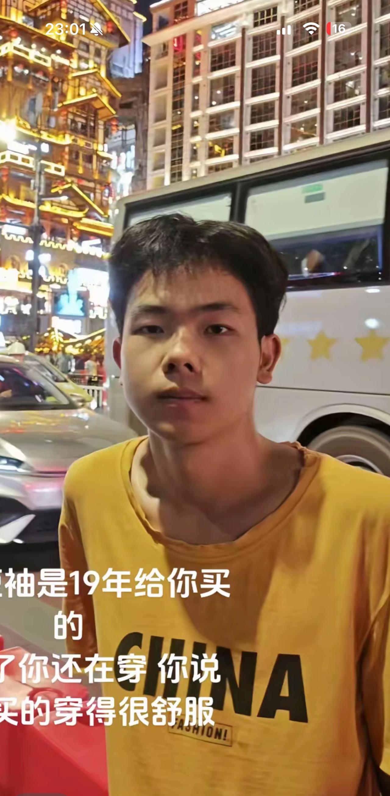 20岁的外卖员金小武，一件短袖穿7年，一直奋力工作送单，为了的是今年能存住2万元