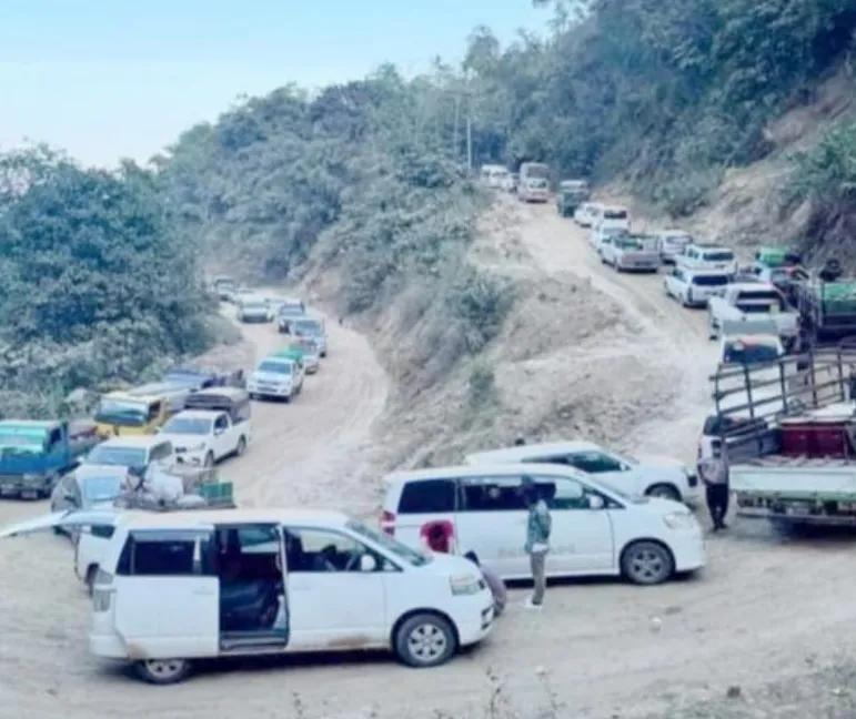 缅甸克钦邦妙瓦底镇的妙瓦底-高加力多那山旧公路，包括民众乘坐的车辆在内，运输货物
