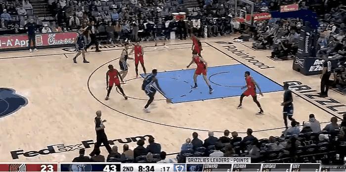 灰熊考沃德、杰克逊轮番军训杨瀚森，瀚森生涯首发迎来里程悲！开拓者中锋集体高挂免战