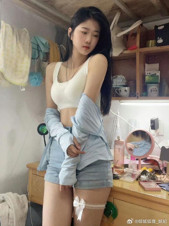 还是颜值博主会拿捏氛围感
现在的网络很发达，各种各样的美女层出不穷
其实网红和明