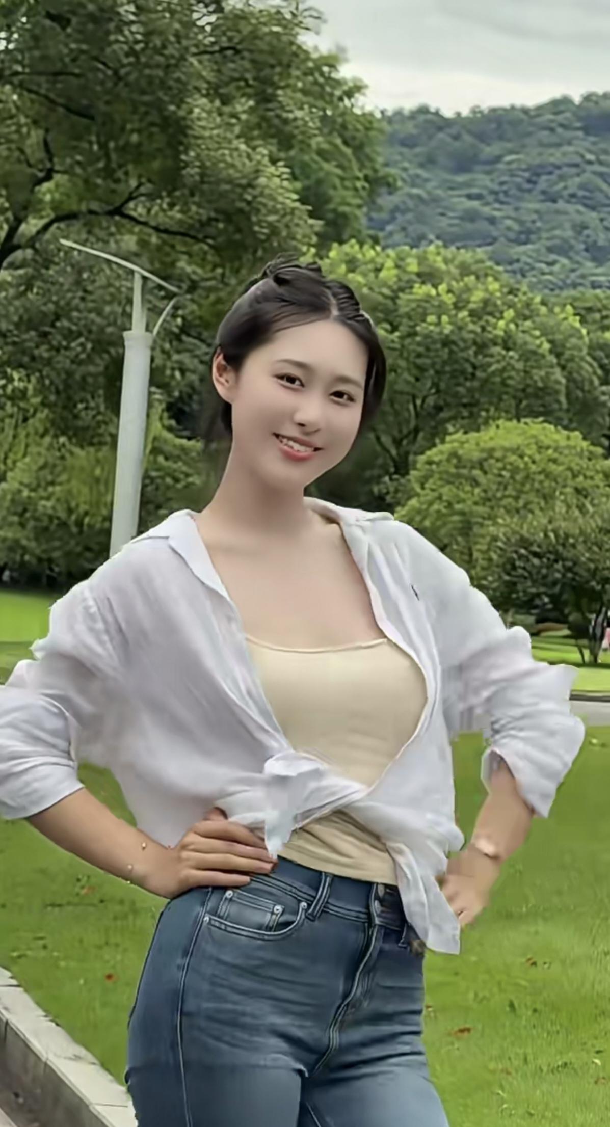 家乡环境很特殊，
除了山水就是树。
出门满眼一片绿，
…………………………
请你