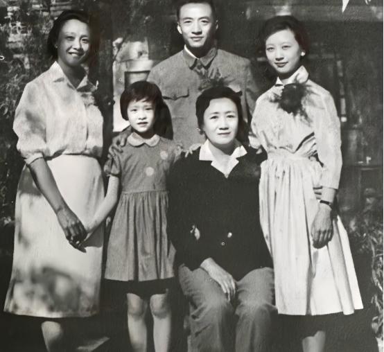 1970年，董竹君狱中过70大寿大哭，得狱友安慰后，立志活着出狱，出狱1年逆袭。