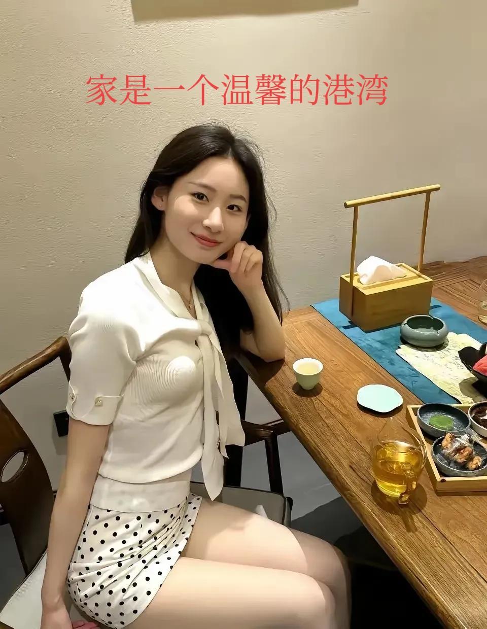 🌙✨
我生活在一个不大的家，却装得下整个世界。
屋檐下，是妈妈熬的热汤香气，是