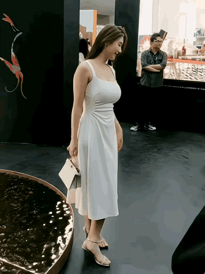 当年的蓝衣战神生了孩子之后现在怎么更迷人了？ 