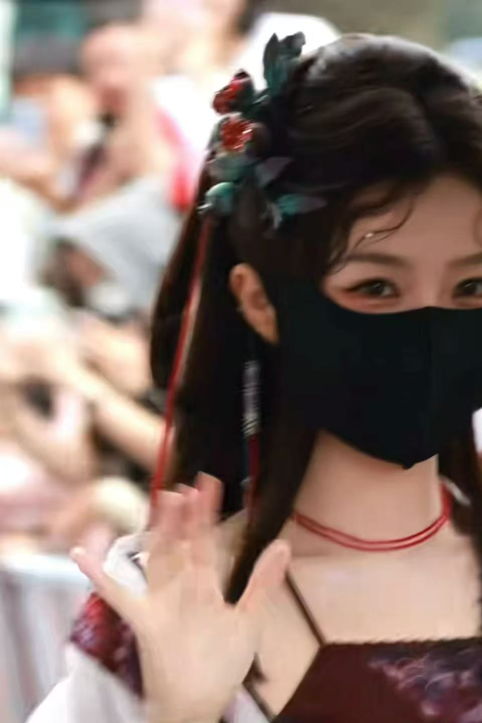 虞书欣何盼 发饰是石榴吧是石榴花吧一定是小石榴吧