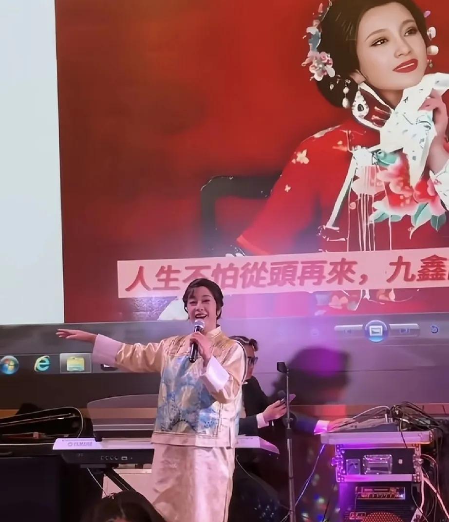 刘晓庆2025年元旦刚过，在美国旧金山表演时的画面曝光，其小男友古柯说，她在镜头