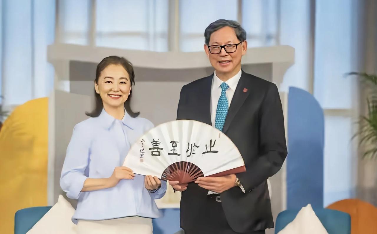 女神老去也优雅，71岁林青霞现身香港大学满头白发依然精神矍铄

71岁的林青霞最