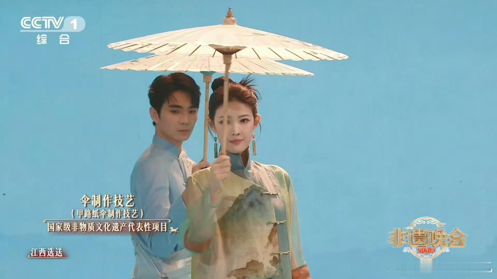 以为是山没想到是7米变色长裙希林娜依高在非遗晚会唱《浮光》也太绝了！7米超大裙摆